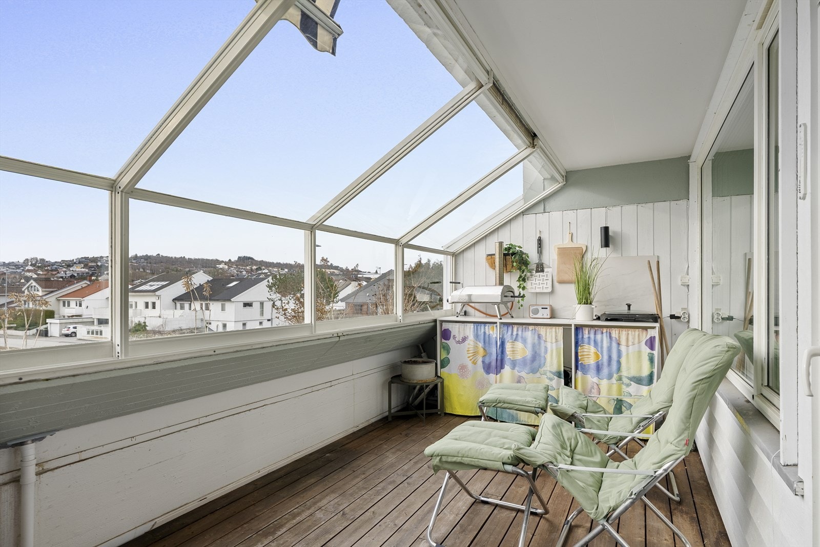 Den er innglasset, noe som gir en ekstra fordel ved å kunne bruke den året rundt, uavhengig av værforholdene. Galleribilde