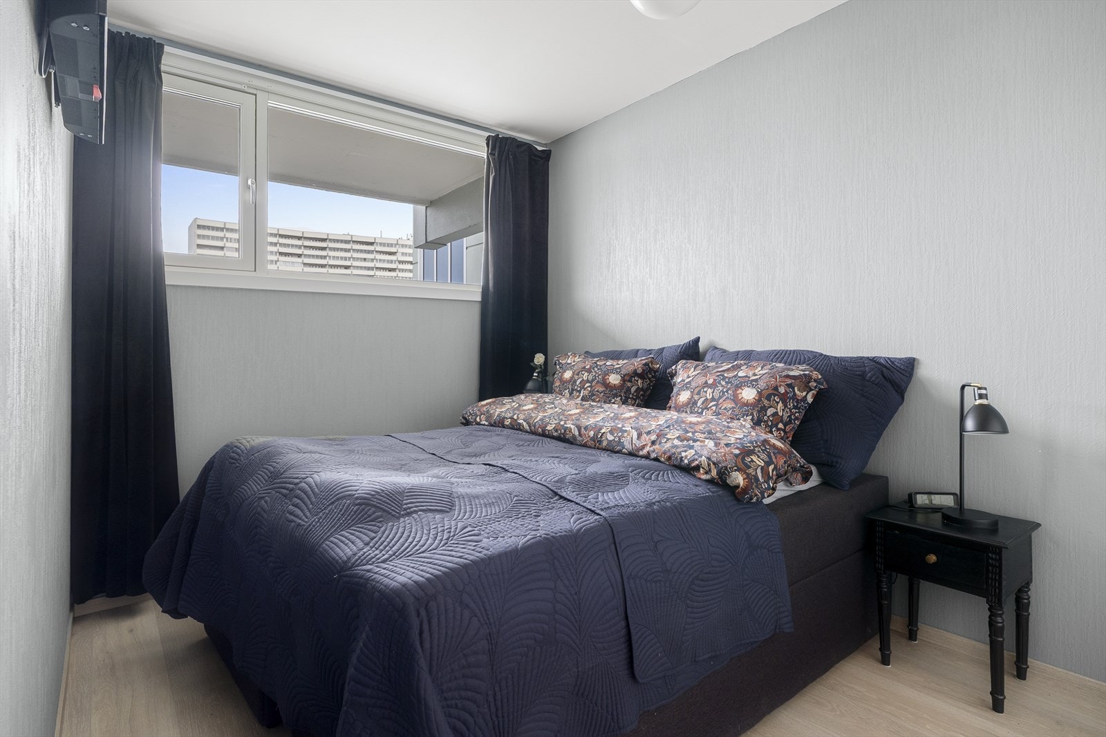 Opprinnelig er leiligheten innredet med to soverom og dette kan enkelt tilbakeføres ved å sette opp en lettvegg for den som har behov for et ekstra soverom. Galleribilde