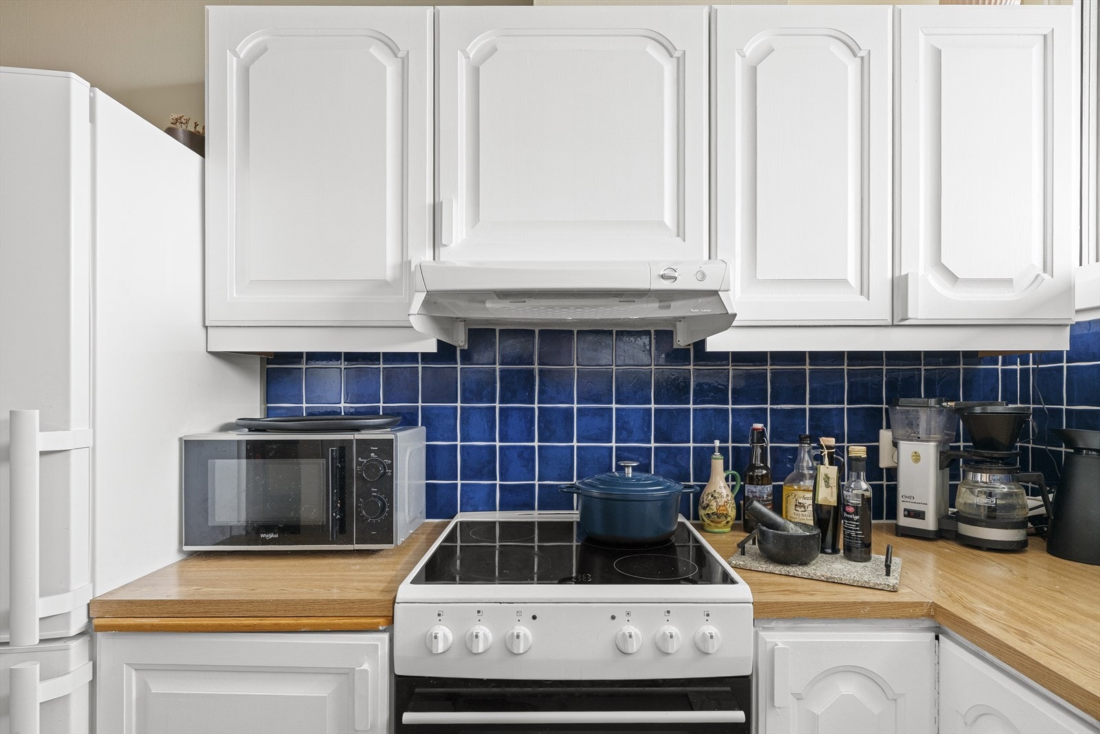 Hvitevarene består av frittstående kjøleskap, oppvaskmaskin og komfyr. Galleribilde