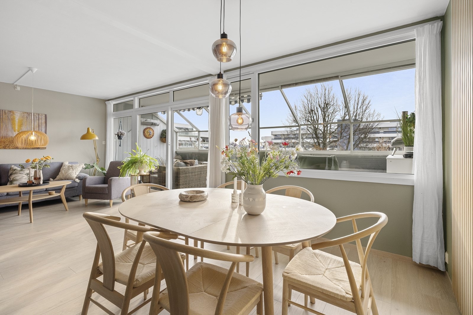 Ny laminat på gulv, samt lune og trivelige fargevalg på overflater. Galleribilde