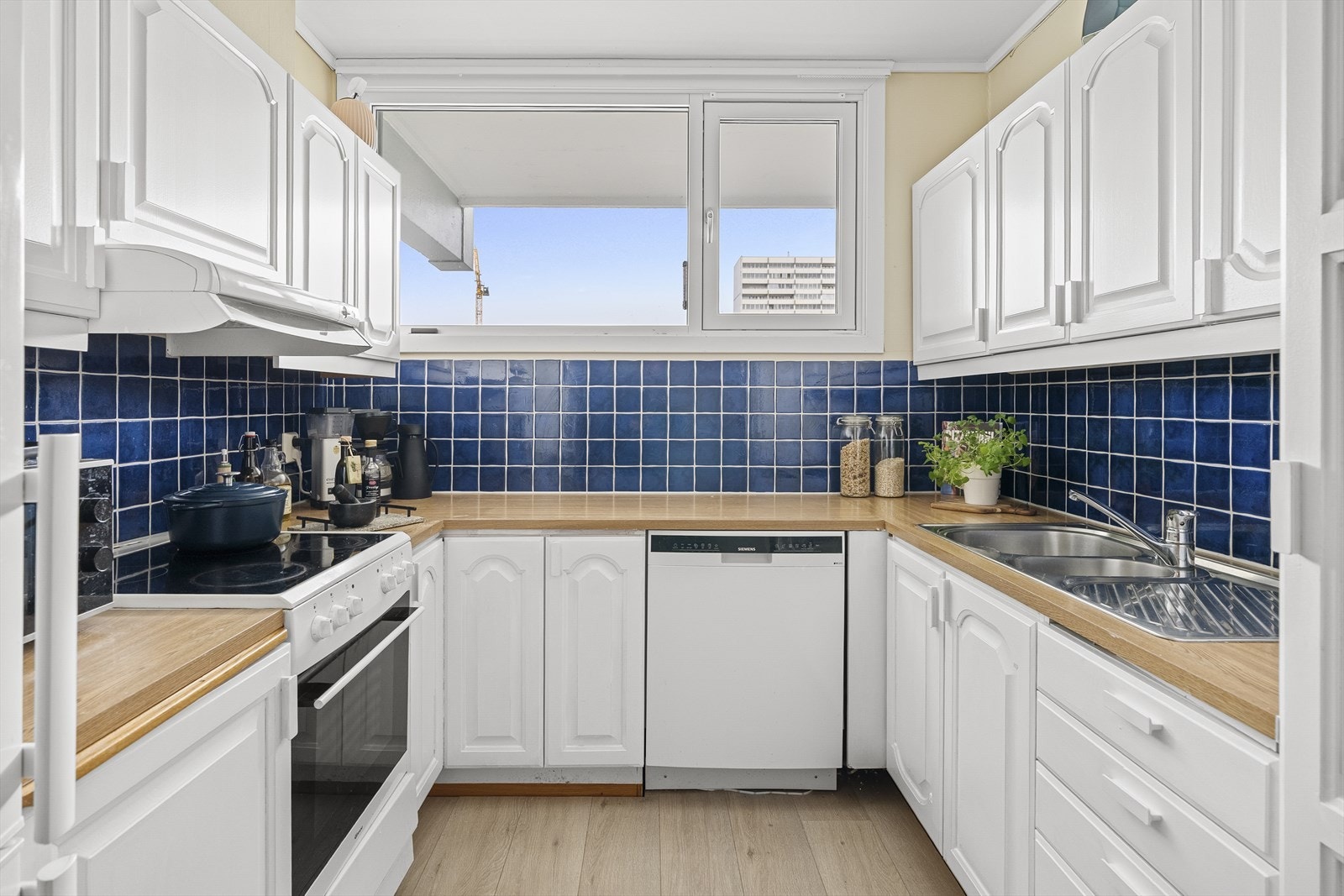 Kjøkkenet er utformet med fokus på funksjonalitet og byr på godt med skap- og benkeplass. Galleribilde