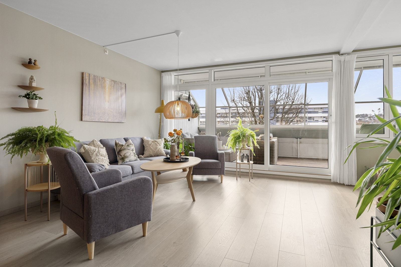 En av de flotte trekkene ved stuen er utgangen til balkongen. Dette tilfører et ekstra element av frisk luft og naturlig lys, samtidig som det skaper en sømløs forbindelse mellom innendørs og utendørs området. Galleribilde