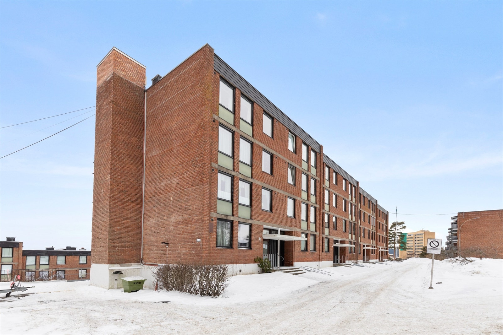 Leiligheten ligger i en velholdt teglsteinsblokk i Haukåsen Sameie I. Galleribilde