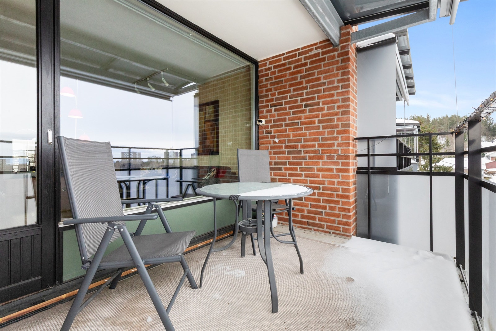 Den vestvendte balkongen byr på gode solforhold og vidstrakt utsikt. Galleribilde