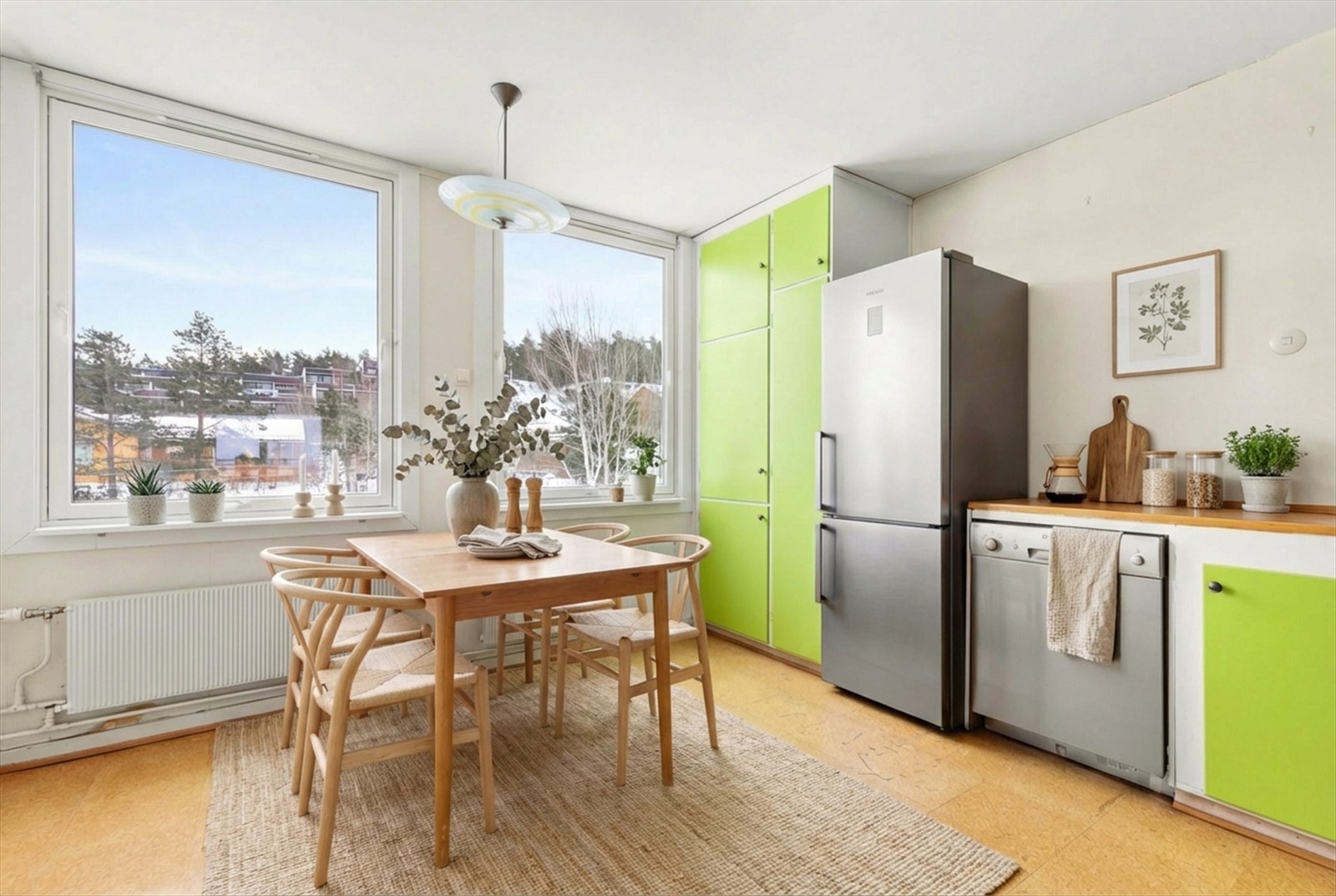 Også kjøkkenet har store vindusflater som gir gode lysforhold og en åpen romfølelse. (Stylet med AI) Galleribilde