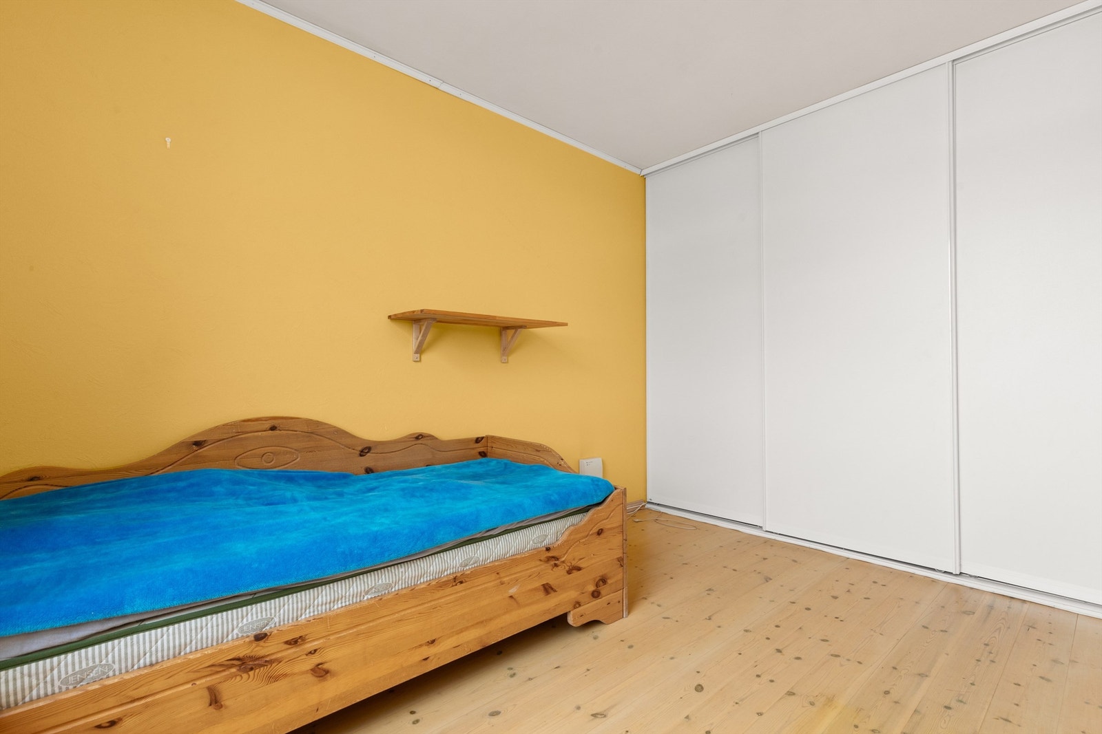 Rommet er utstyrt med en romslig skyvedørsgarderobe for effektiv og skjult oppbevaring. Galleribilde