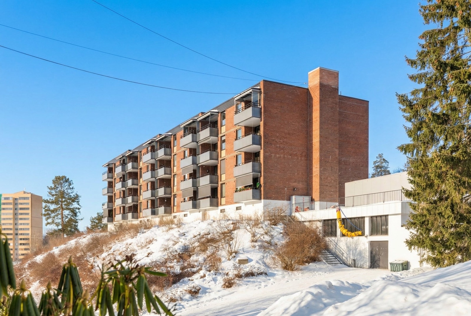 Byggets fasade mot vest med gode solforhold. Galleribilde