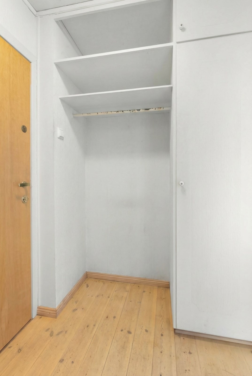 Velkommen inn! Entréen er av god størrelse med praktisk garderobenisje for oppbevaring av yttertøy. Galleribilde