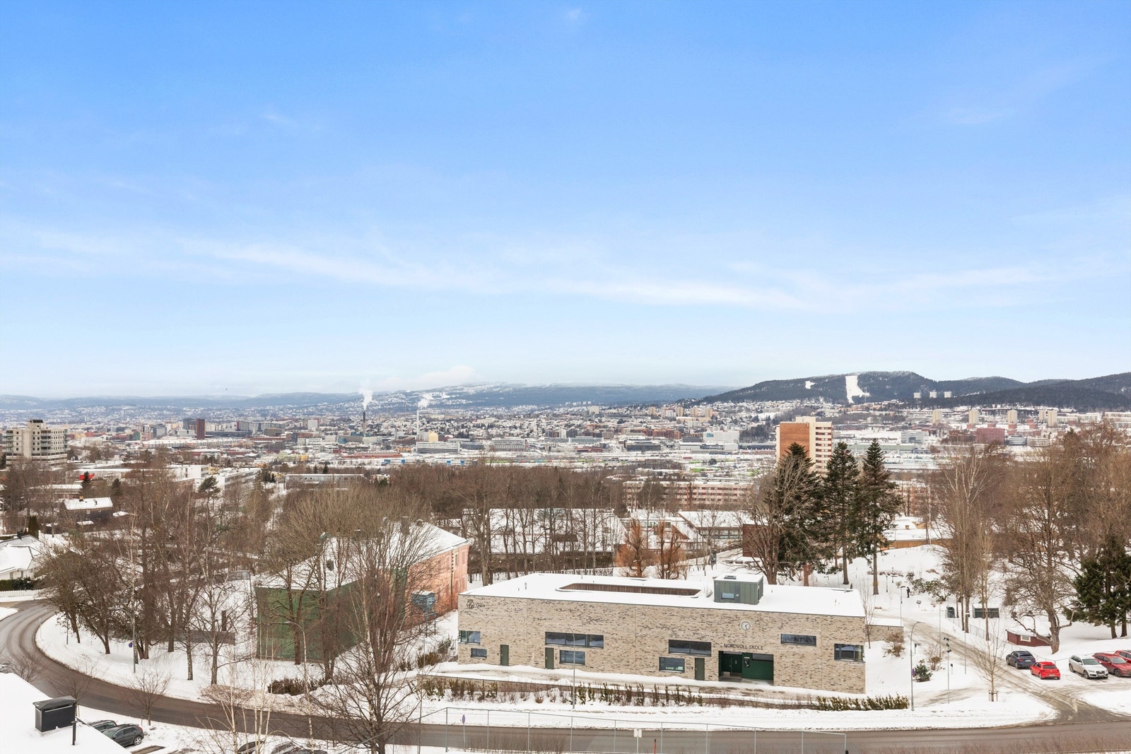 Utsikt over nærområdet med grøntarealer og kort vei til marka. Galleribilde