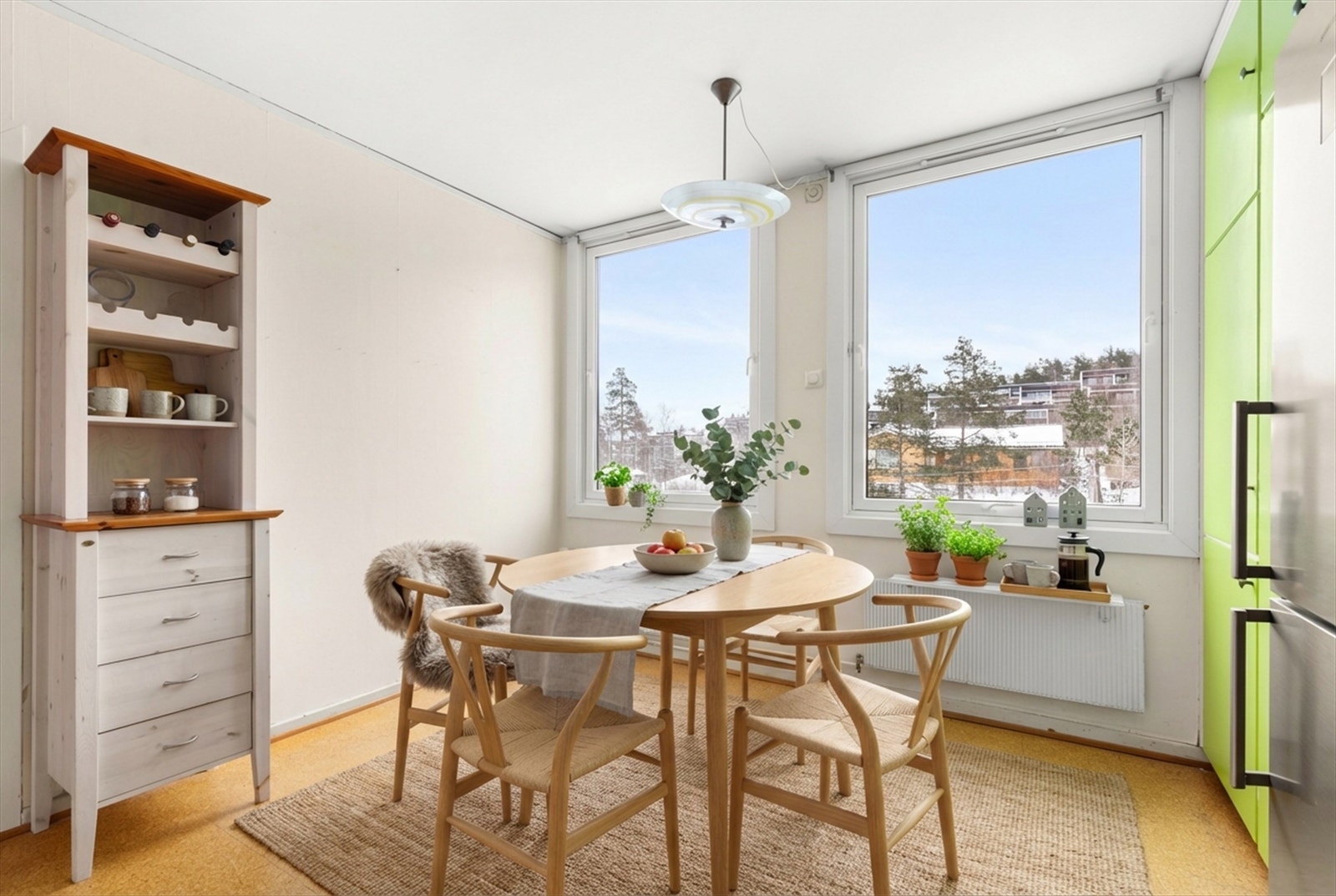 Kjøkkenet er romslig nok for et spisebord hvor morgenstunden kan nytes. (Stylet med AI) Galleribilde