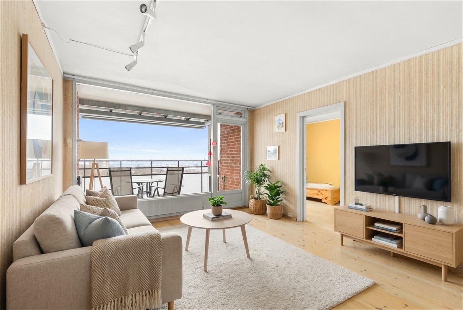 Stuen er av god størrelse med plass til sofa, salongbord og TV-seksjon. (Stylet med AI) Galleribilde