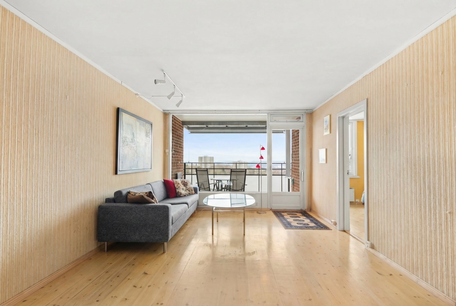 Rommet har store vindusflater som gir rikelig med naturlig lys og direkte utgang til balkongen. Galleribilde