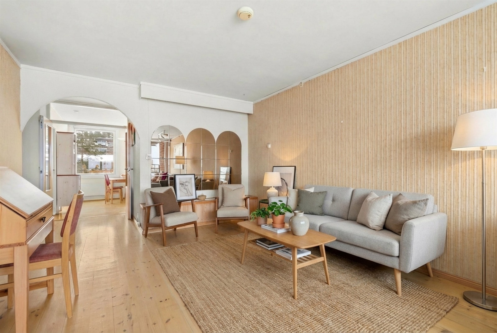 Stuen har en fleksibel løsning som gir flere møbleringsmuligheter, og har gjennomgående planløsning med sol fra begge ender. Galleribilde