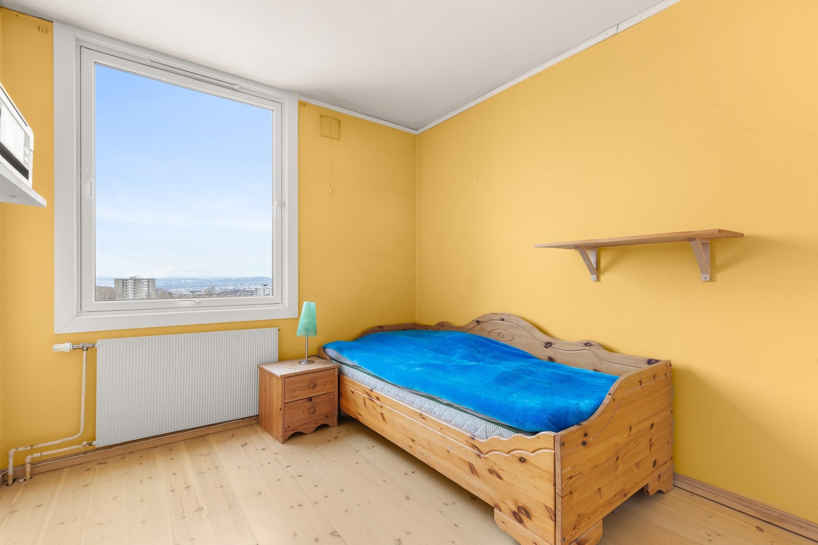 Det største soverommet er av god størrelse med god plass til dobbeltseng med tilhørende nattbord. Galleribilde