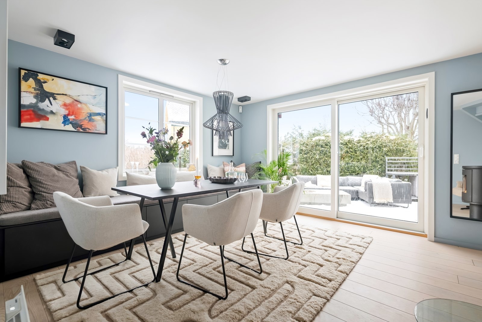 Boligen går over to plan og er omfattende oppgradert i 2018 med nye overflater, elektrisk anlegg, bad og kjøkken. Galleribilde