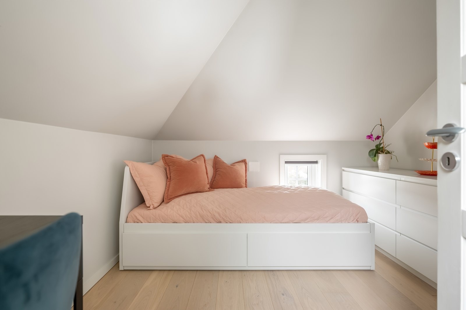 Soverom 2 på loftet er lunt og privat, med plass til seng og oppbevaringsmøbler. Galleribilde