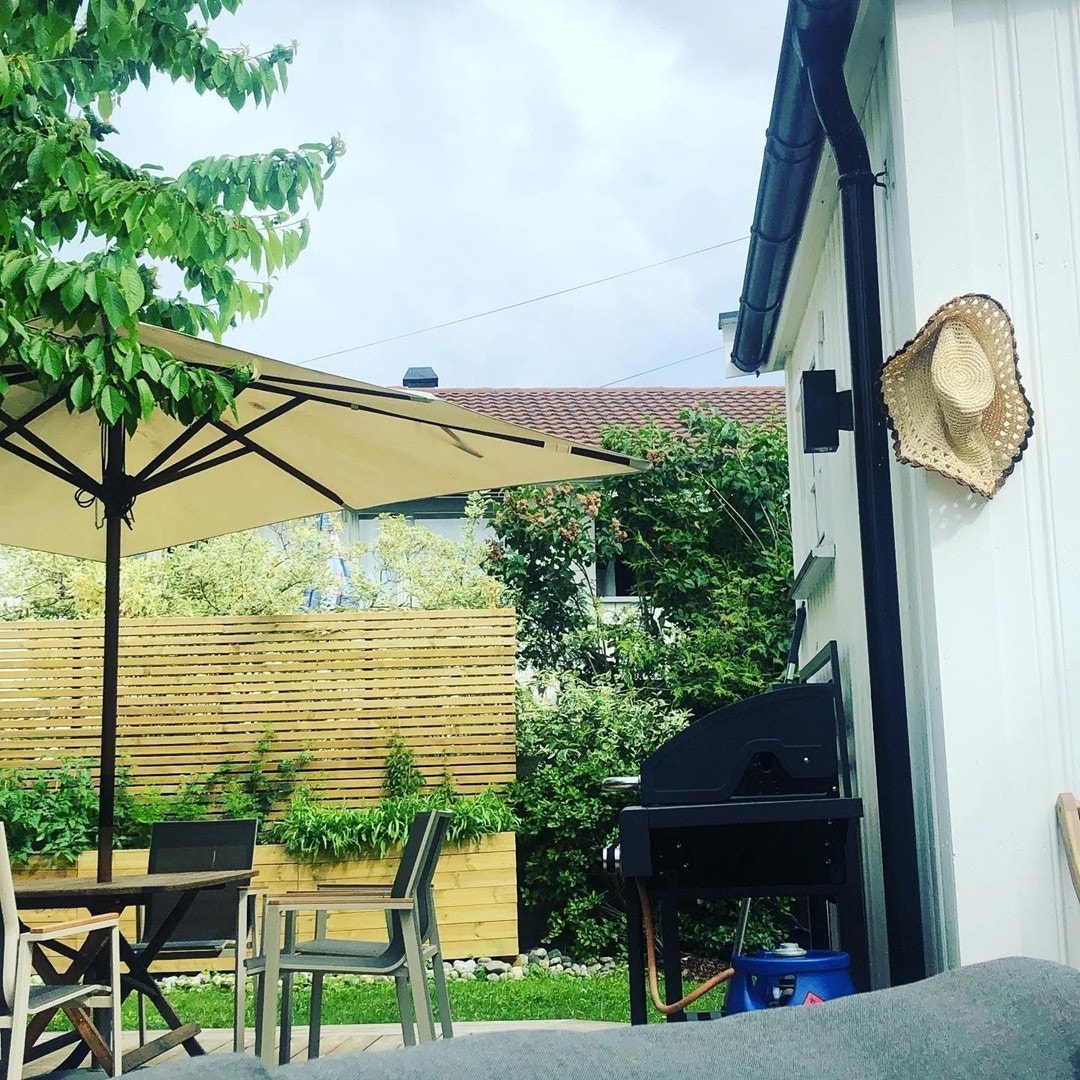 Den private og skjermede atmosfæren gjør uteplassen til en fredelig oase. Selgers private bilde. Galleribilde