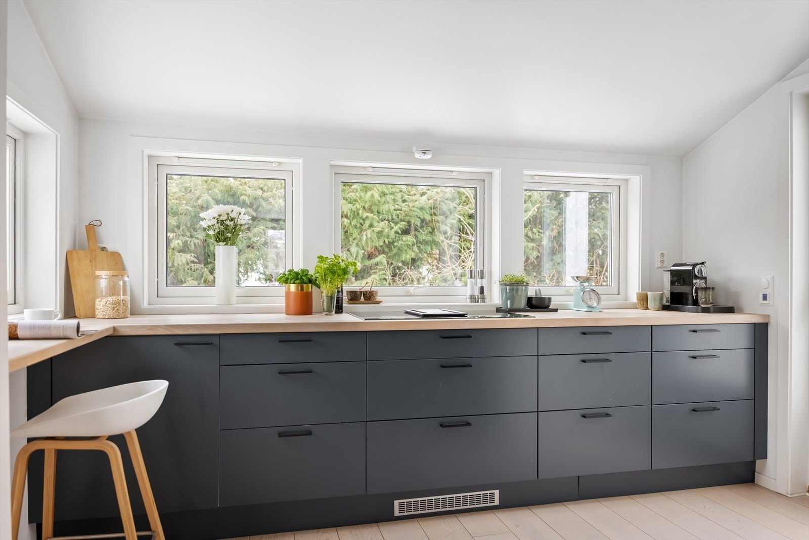 En underlimt, rustfri kum gir et rent uttrykk og en praktisk arbeidsstasjon. Galleribilde