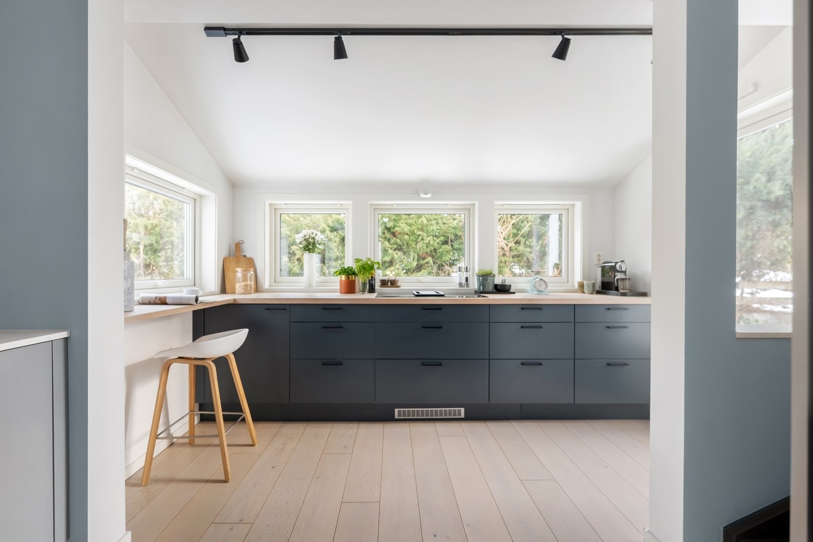 Kjøkkenet fremstår som moderne, gjennomført og svært funksjonelt, med rikelig skap- og benkeplass som gir gode arbeidsforhold og effektiv oppbevaring. Galleribilde