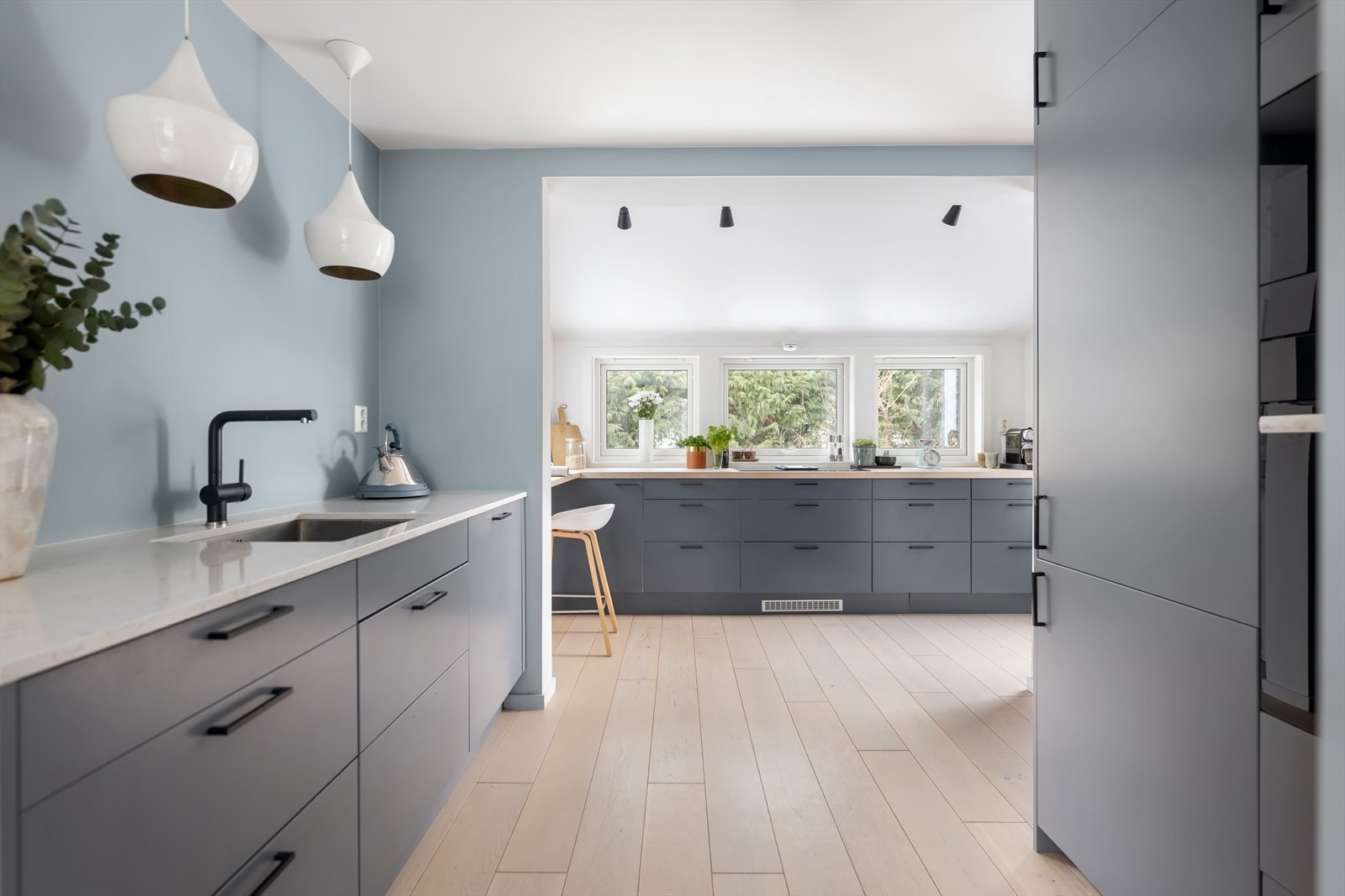 Innredningen har glatte fronter og benkeplater i en kombinasjon av stein- og treoverflate. Galleribilde