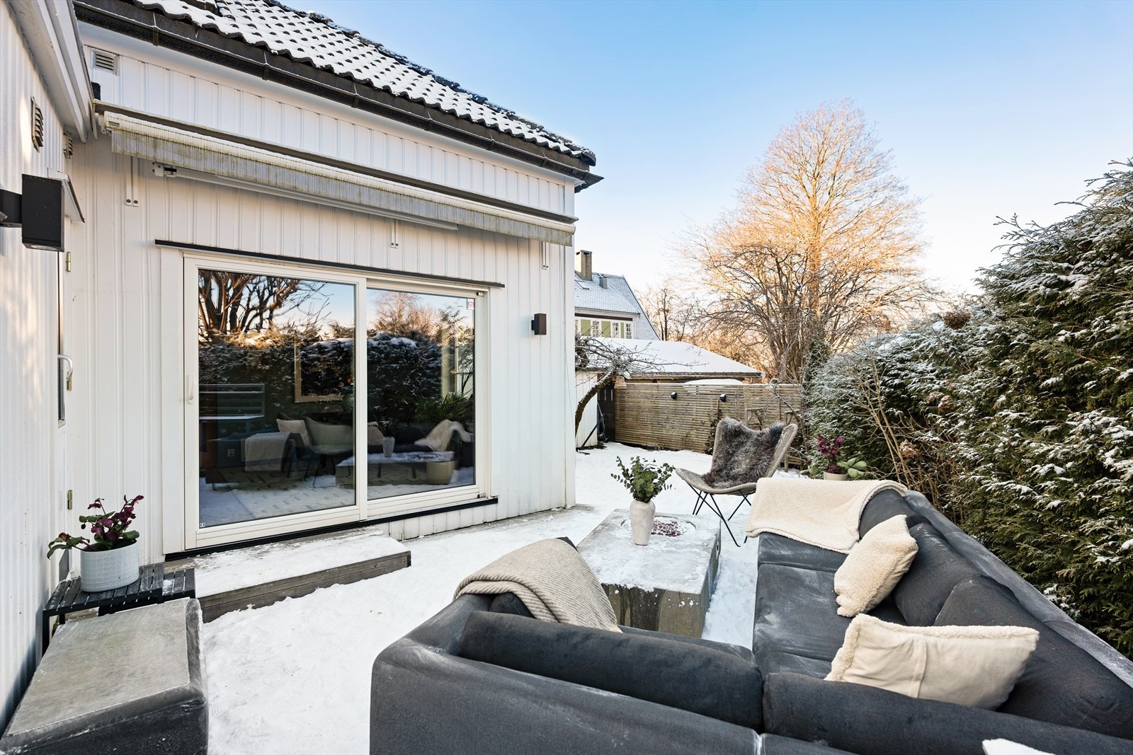 Terrassen er bygget med Kebony terrassebord og har en elegant trappeløsning ned mot hagen. Galleribilde