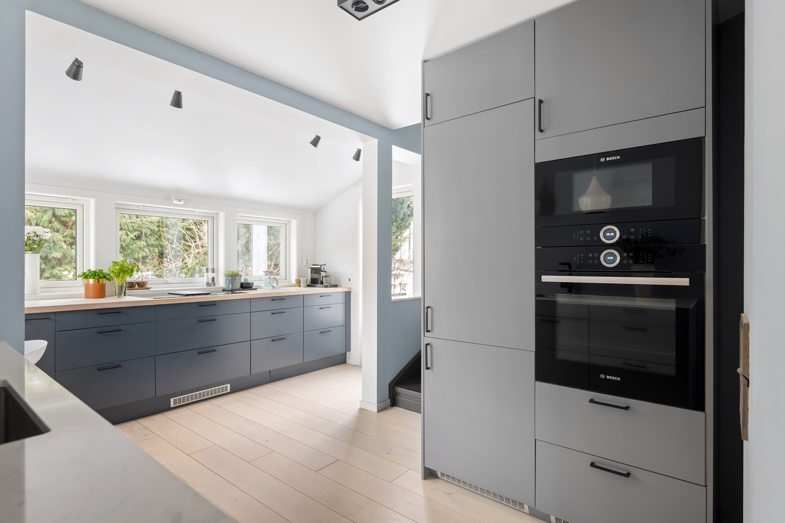 Kjøkkenet er fullt utstyrt med integrerte hvitevarer som medfølger: kjøle-/fryseskap, oppvaskmaskin, platetopp, stekeovn og mikrobølgeovn. Galleribilde