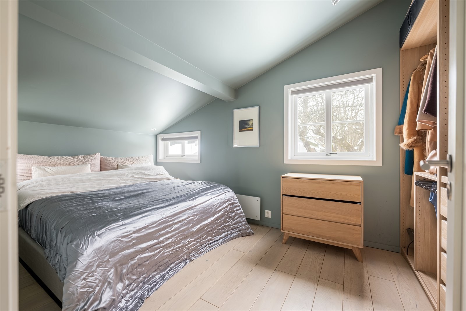 Boligen har totalt fire soverom, som gir god fleksibilitet for en familie. Galleribilde