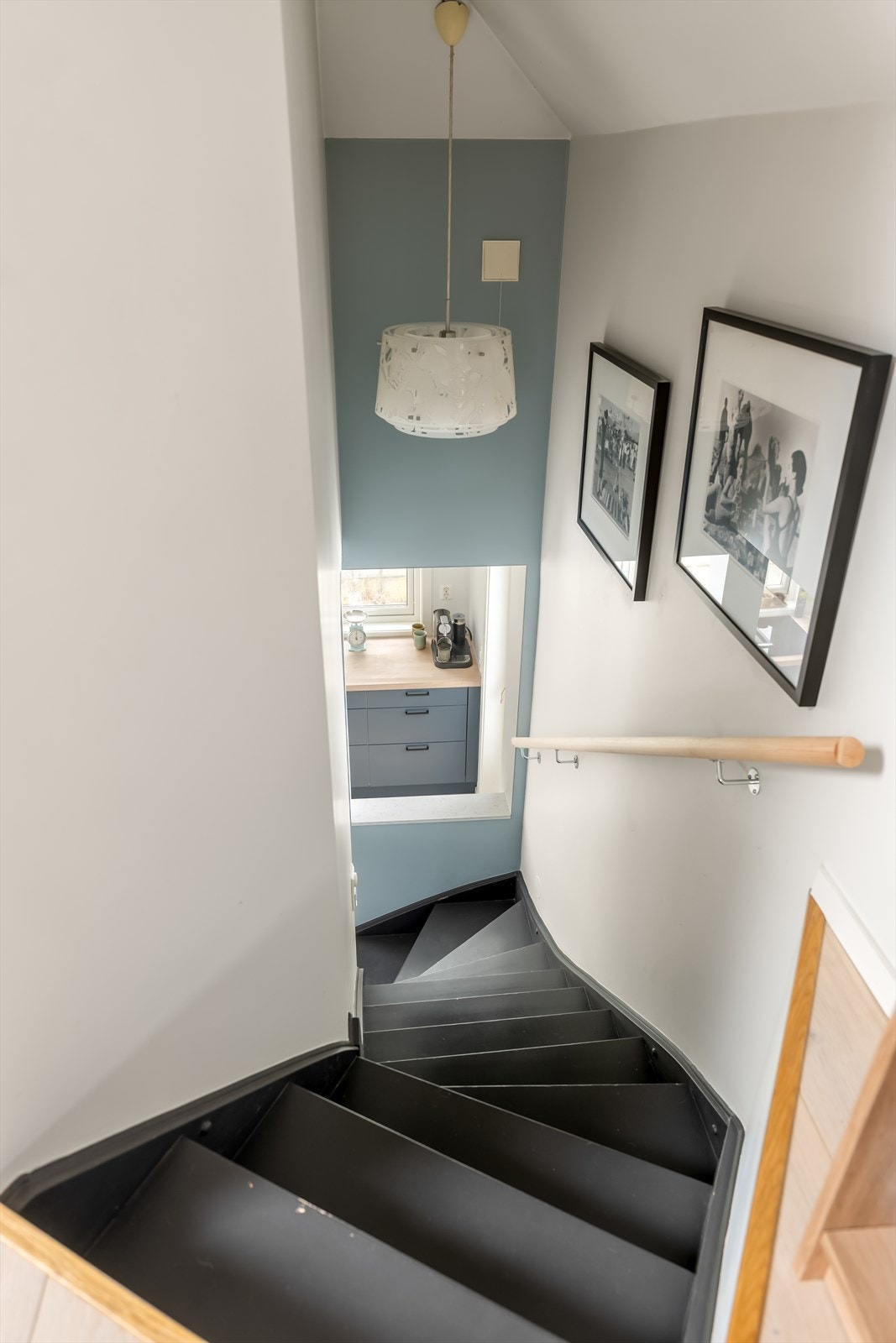 En malt tretrapp binder de to etasjene sammen på en effektiv måte. Galleribilde