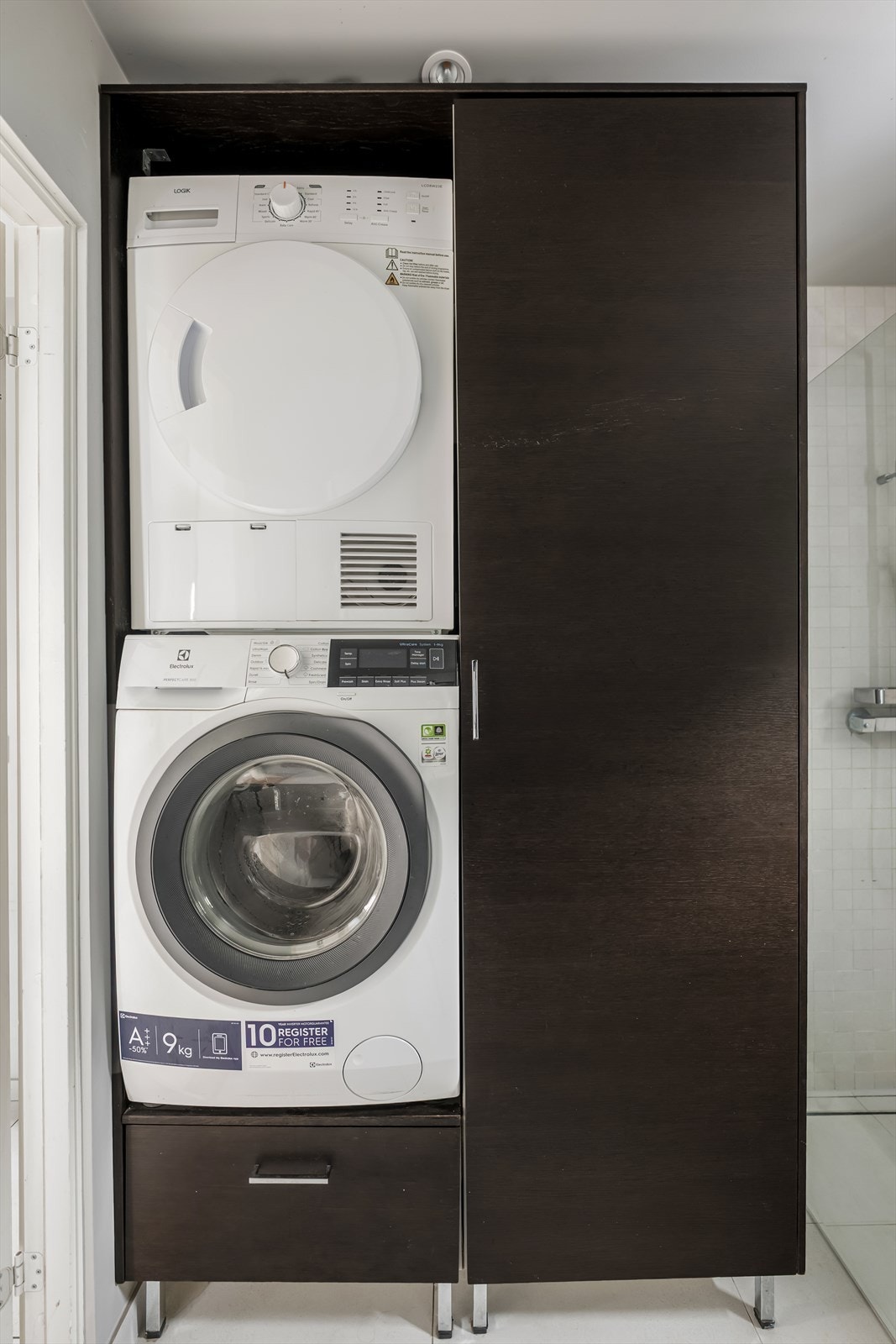 Praktisk løsning for vaskemaskin og tørketrommel i eget skap. Galleribilde
