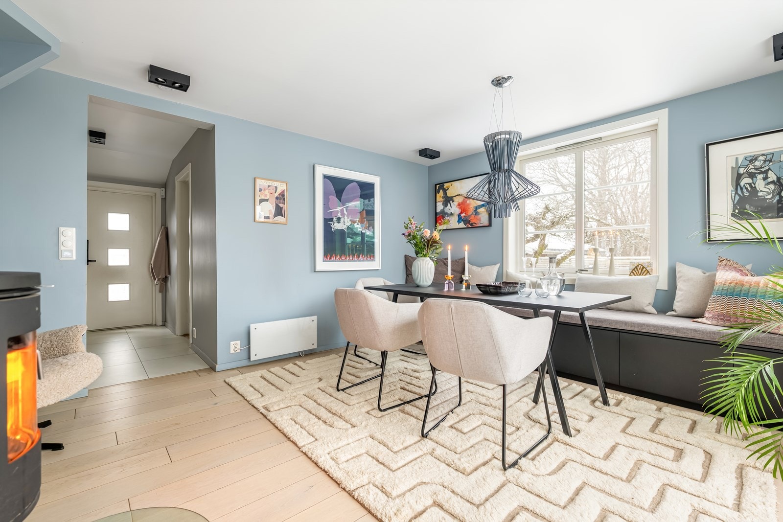 Gjennomgående parkett i oppholdsrom og malte flater på veggene gir et helhetlig preg. Galleribilde