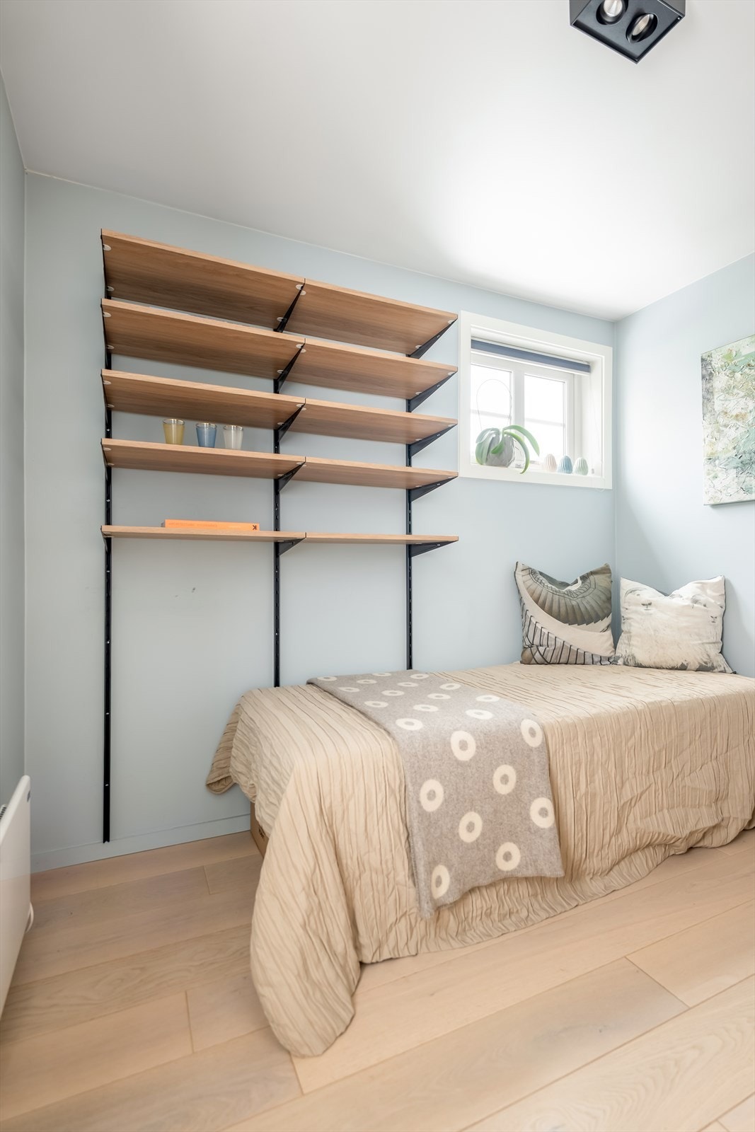 Rommet har parkett på gulvet og lyse, malte veggflater. Galleribilde