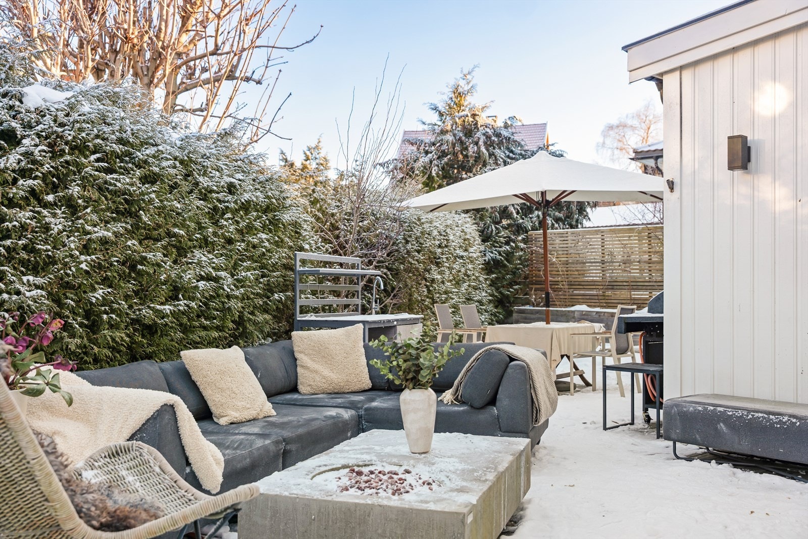 Hagen er pent opparbeidet med plen og hekker som skjermer godt for innsyn. Galleribilde