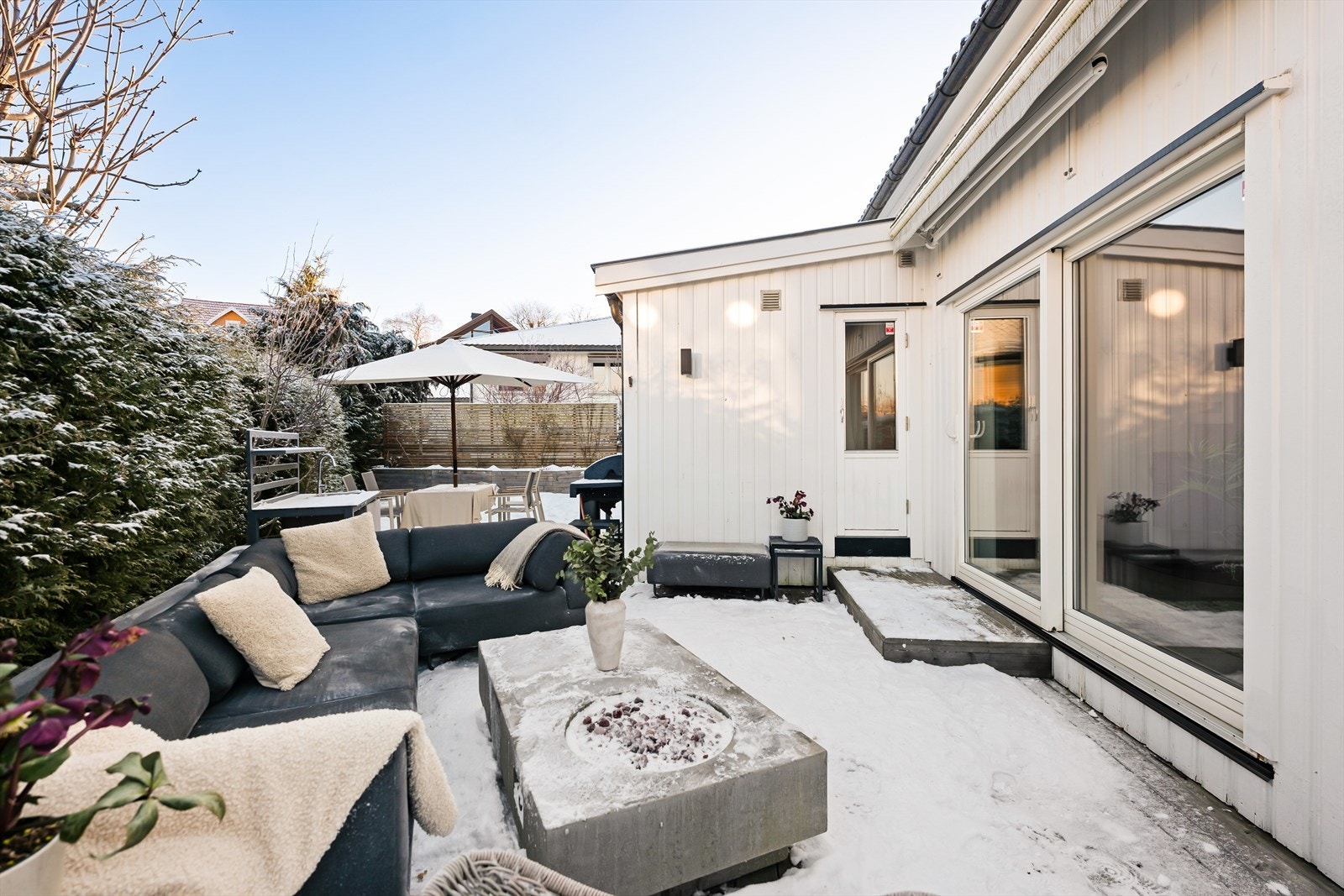 Den store, nordvendte terrassen på ca. 40 m² ble bygget ny i 2021. Galleribilde