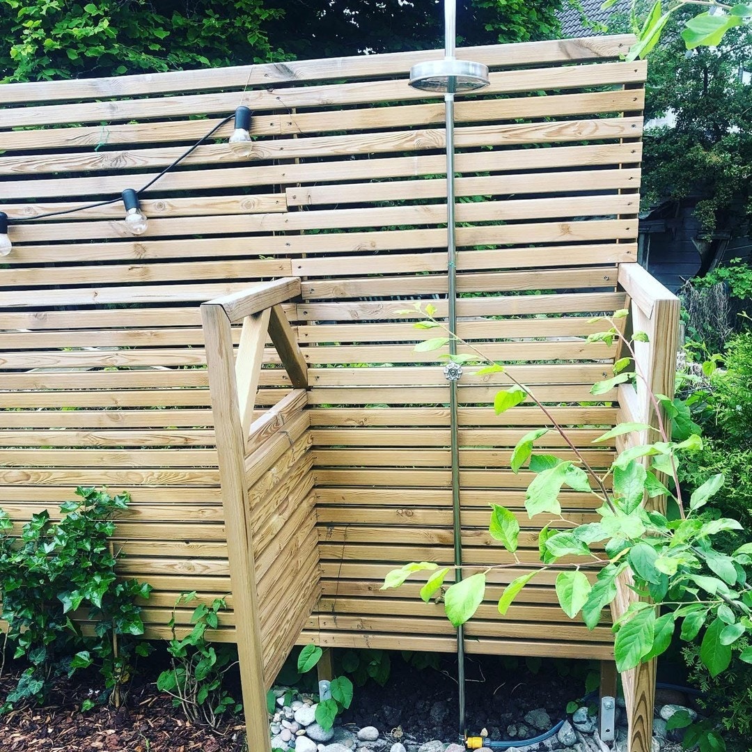 En praktisk utedusj er et forfriskende innslag på varme sommerdager. Selgers private bilde. Galleribilde