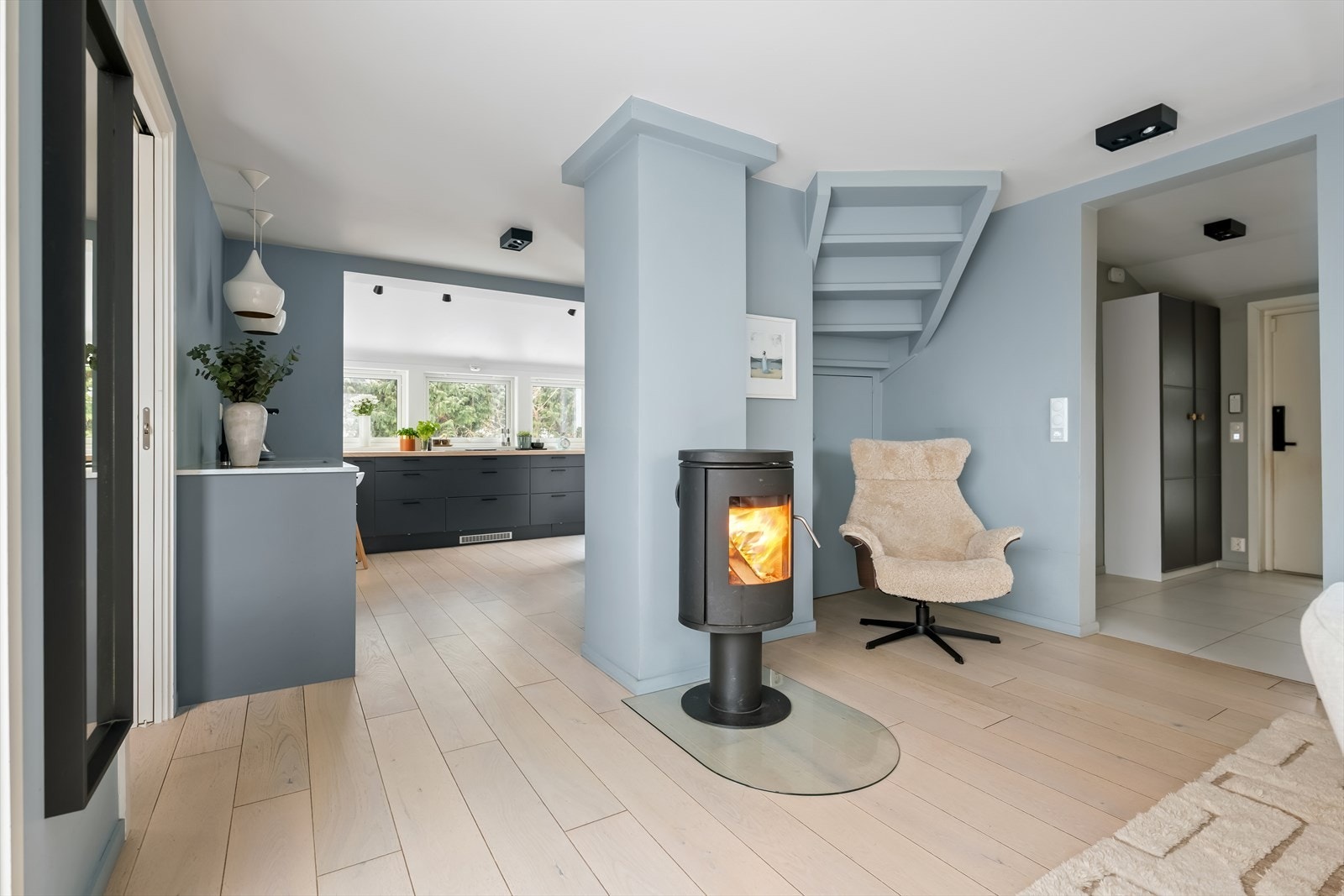 Den delvis åpne løsningen mellom stue og kjøkken legger til rette for et sosialt familieliv. Galleribilde