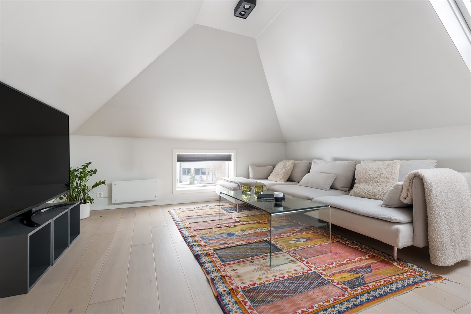 Loftstuen er en perfekt, tilbaketrukket sone for barn og unge, eller som en ekstra TV-stue. Galleribilde