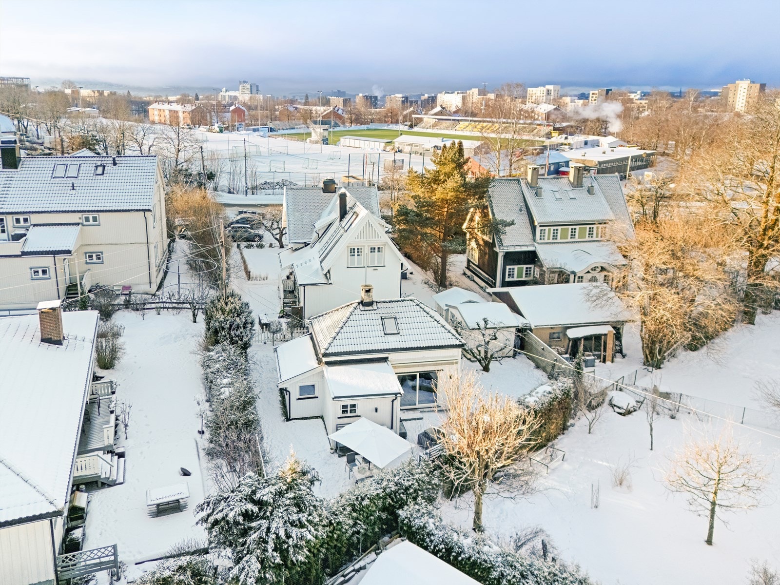 Eiendommen ligger i ett Oslos fineste villaområde med Skeidbanen som nærmeste nabo. Galleribilde