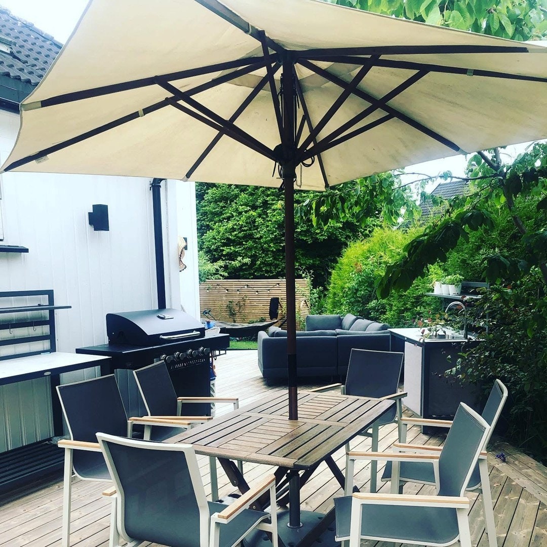 God plass til både utekjøkken og grill på den romslige terrassen. Selgers private bilde. Galleribilde