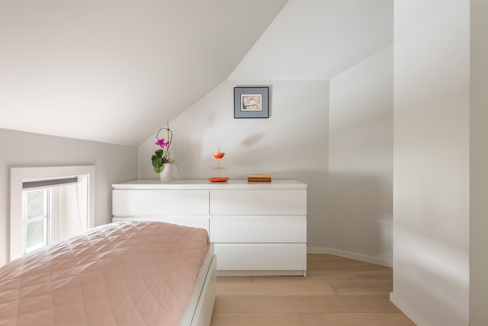 Rommet er arealeffektivt med smarte løsninger for oppbevaring. Galleribilde