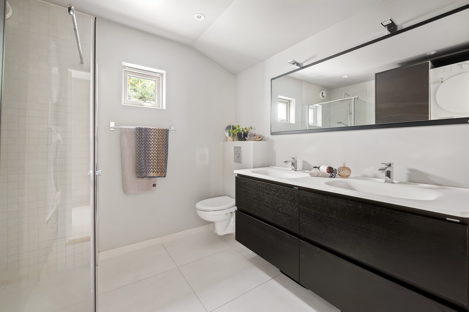 Badet er oppusset i regi av fagfolk i 2018 og fremstår som delikat og moderne med downlights i himlingen og termostatstyrte varmekabler i gulvet. Galleribilde