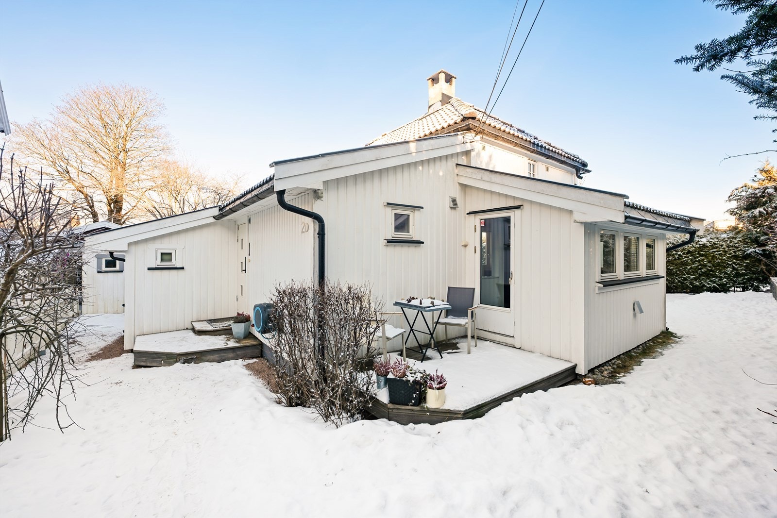 Eiendommen byr på flere gode uteplasser som til sammen gir optimale solforhold og mange bruksområder gjennom hele dagen. Galleribilde