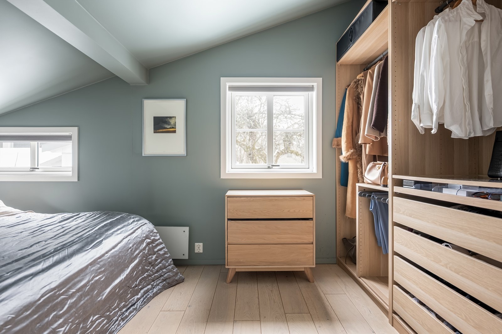 Hovedsoverommet i 1. etasje har god plass til en stor garderobeløsning. Galleribilde