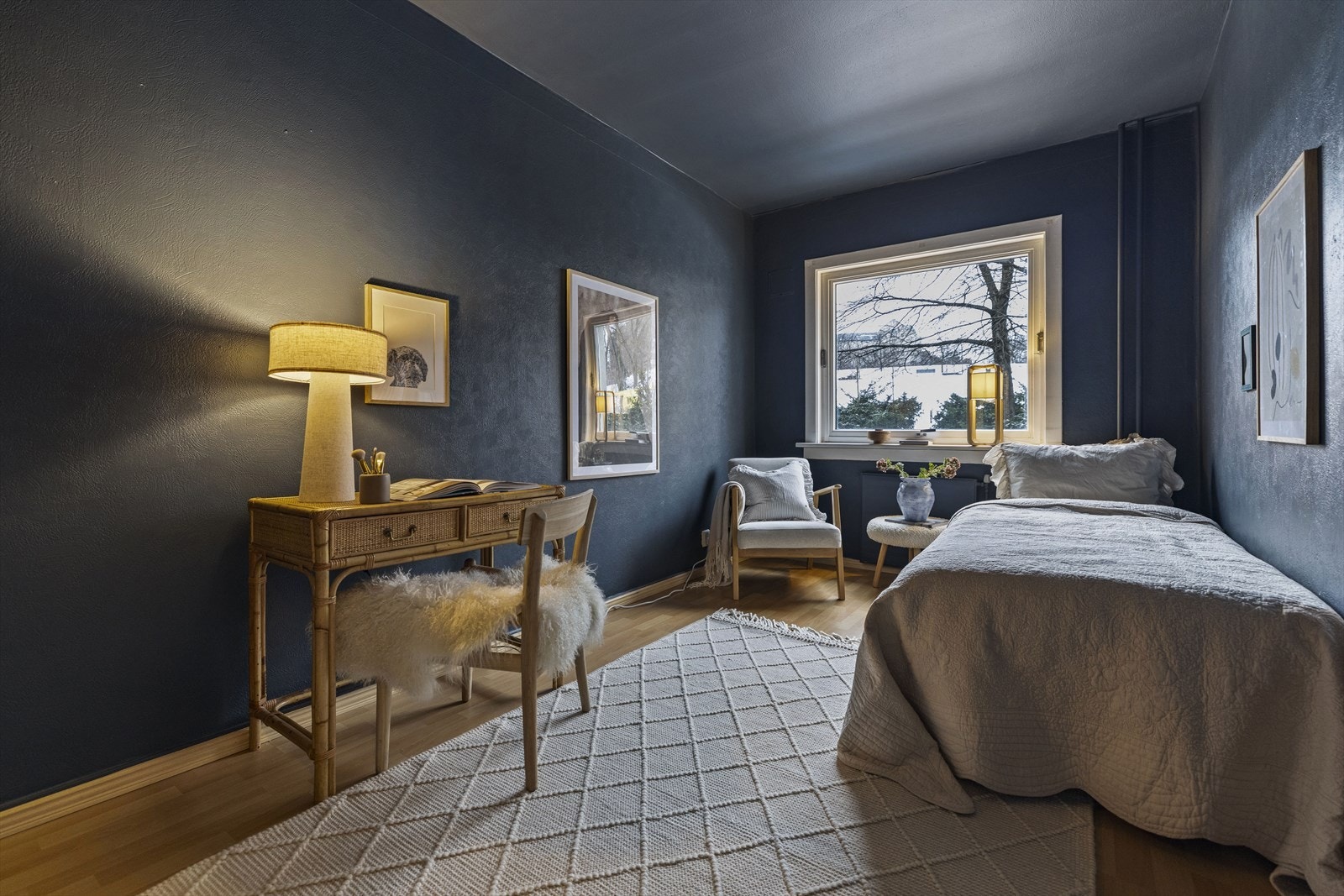 Soverom 2 også av god størrelse, perfekt som gjesterom, barnerom, hjemmekontor eller en kombinasjon av begge. Alt etter behov og ønske Galleribilde