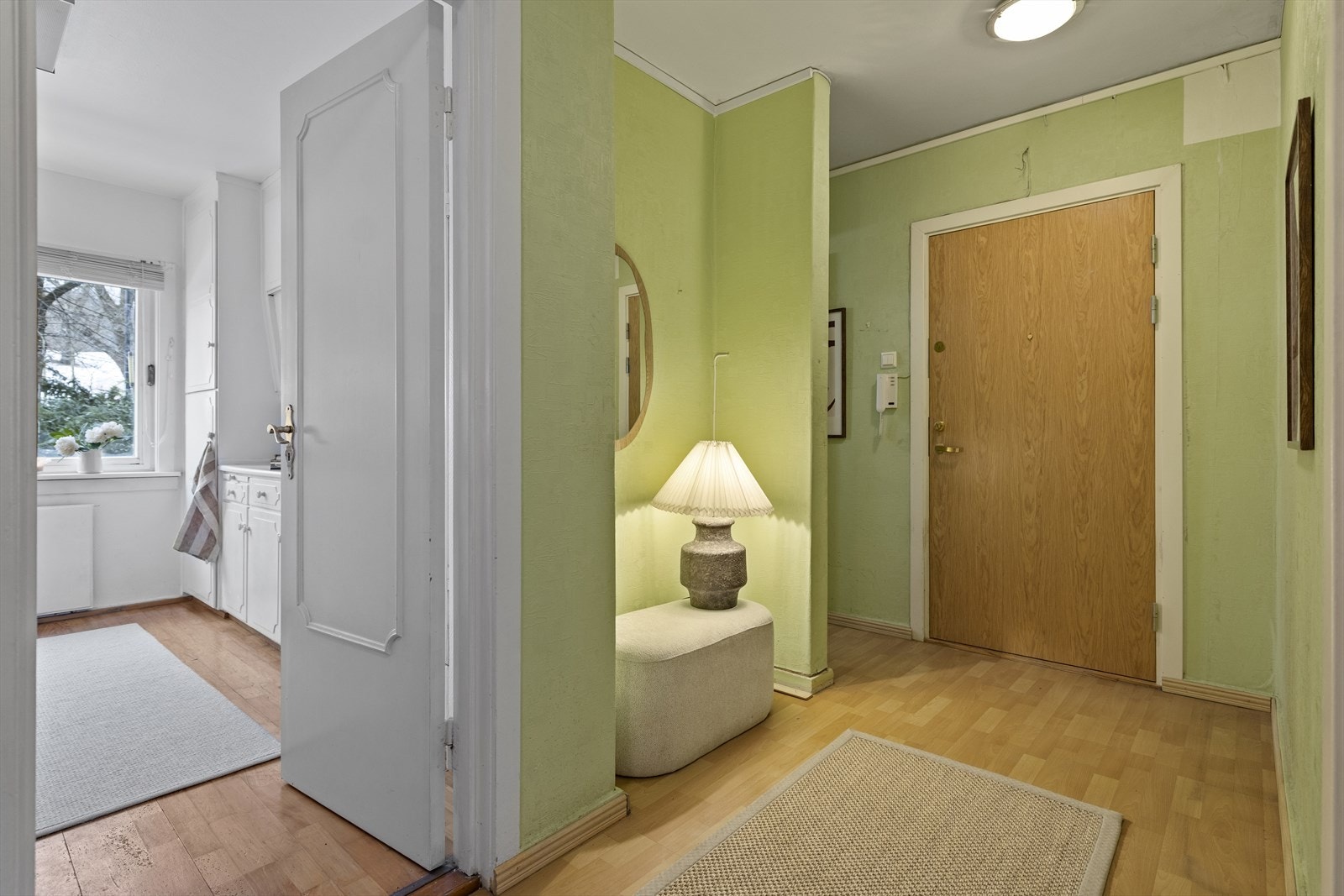 Det er mulighet til å sette opp garderobeskap i gangen om ønskelig i en av nisjene for et ryddig preg Galleribilde