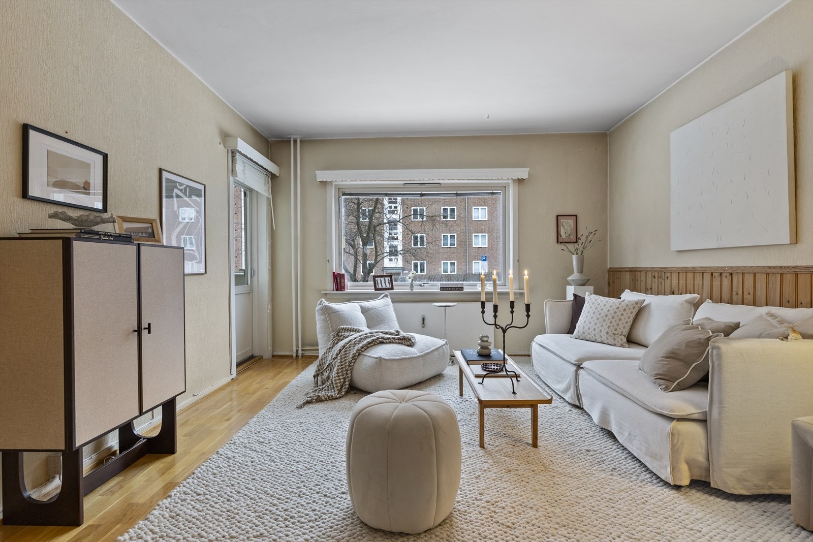 Romslig stue med stor vindusflate som sørger for godt med naturlig lys Galleribilde