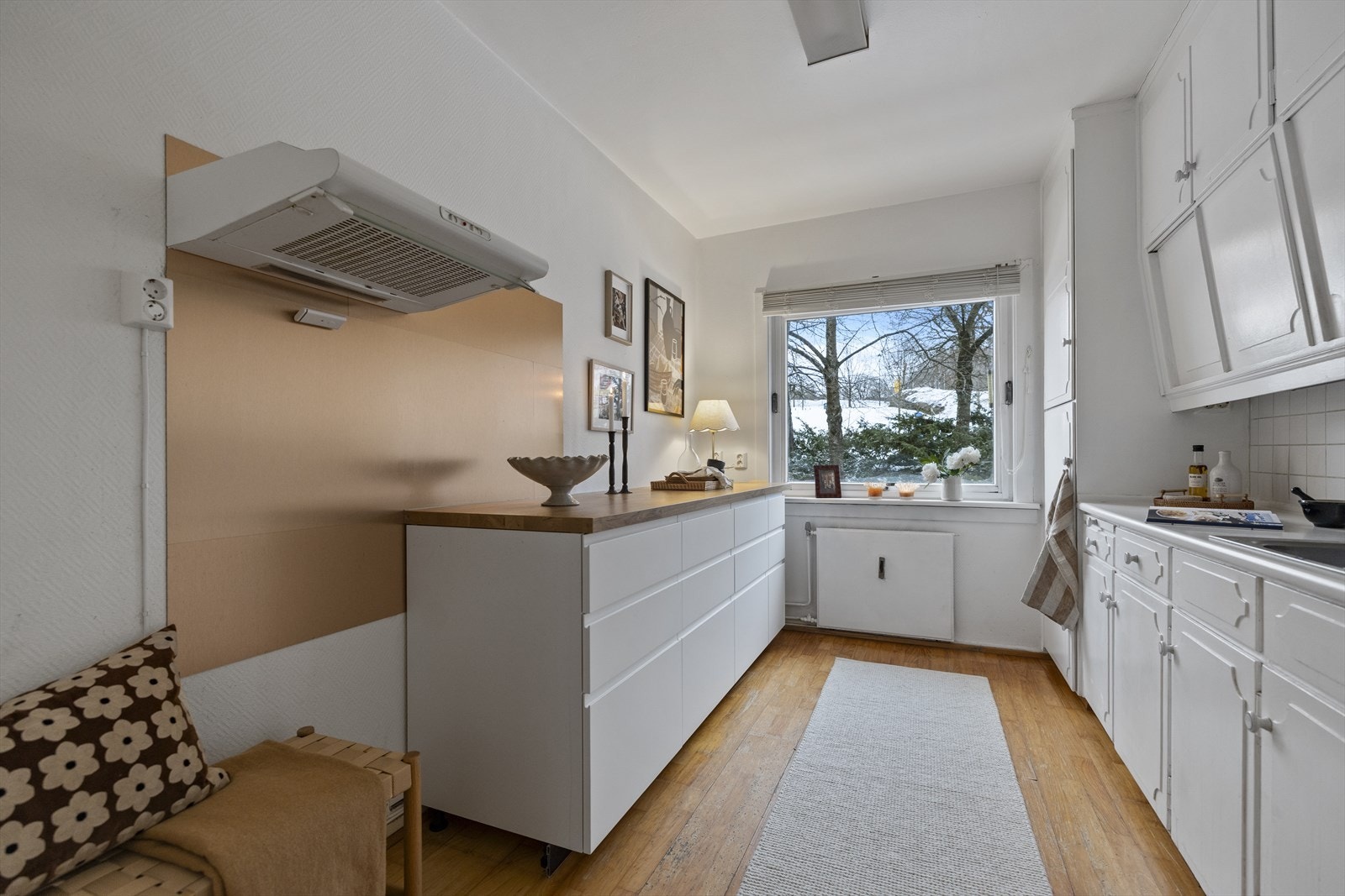 Romslig separat kjøkken med nyere og eldre kjøkkeninnredning Galleribilde