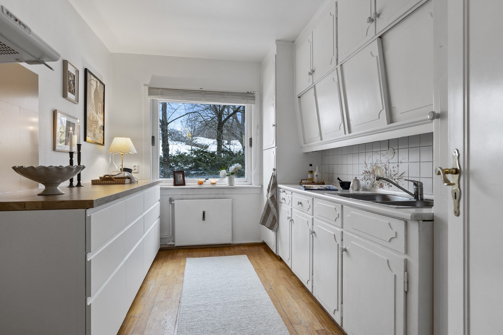 Nyere delen har kjøkkeninnredning fra 2025 og kjøkkenbenk og blandebatteri fra 2023 Galleribilde