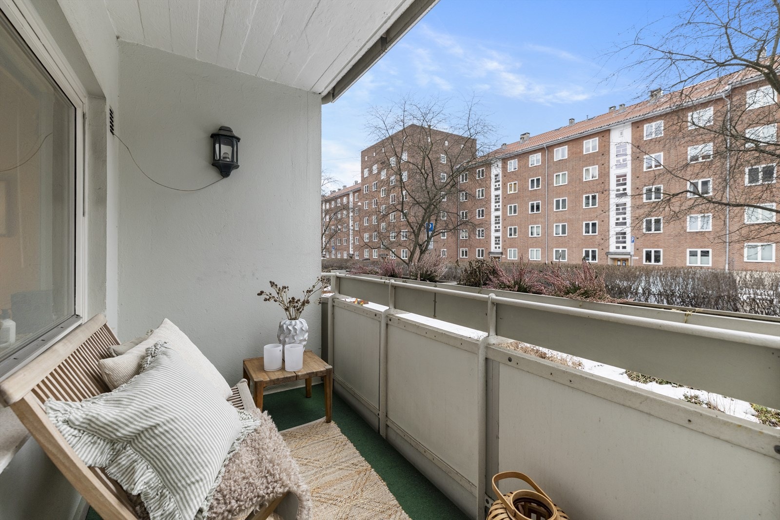 Deilig vestvendt balkong som sommerstid er en herlig forlengelse av stuen Galleribilde