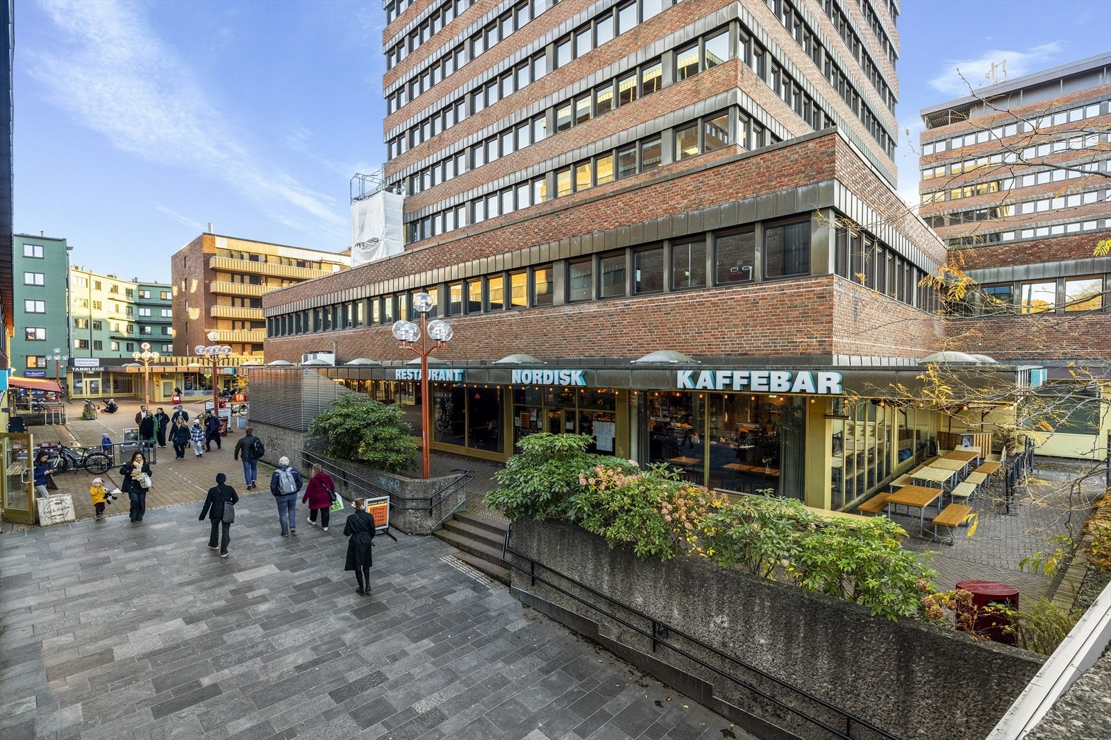 På Tøyen Torg finner du dagligvarebutikker, hyggelige kaféer, bibliotek, apotek, frisør og post Galleribilde