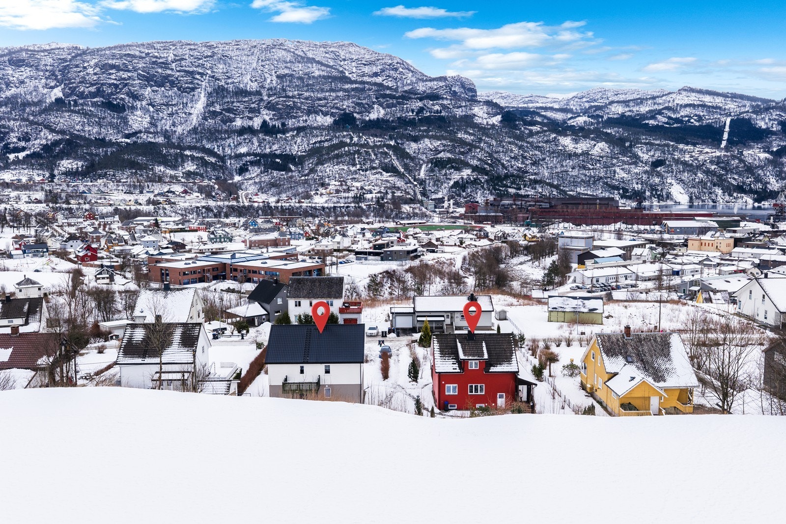 Høllandsvegen 24 er det røde huset. Galleribilde